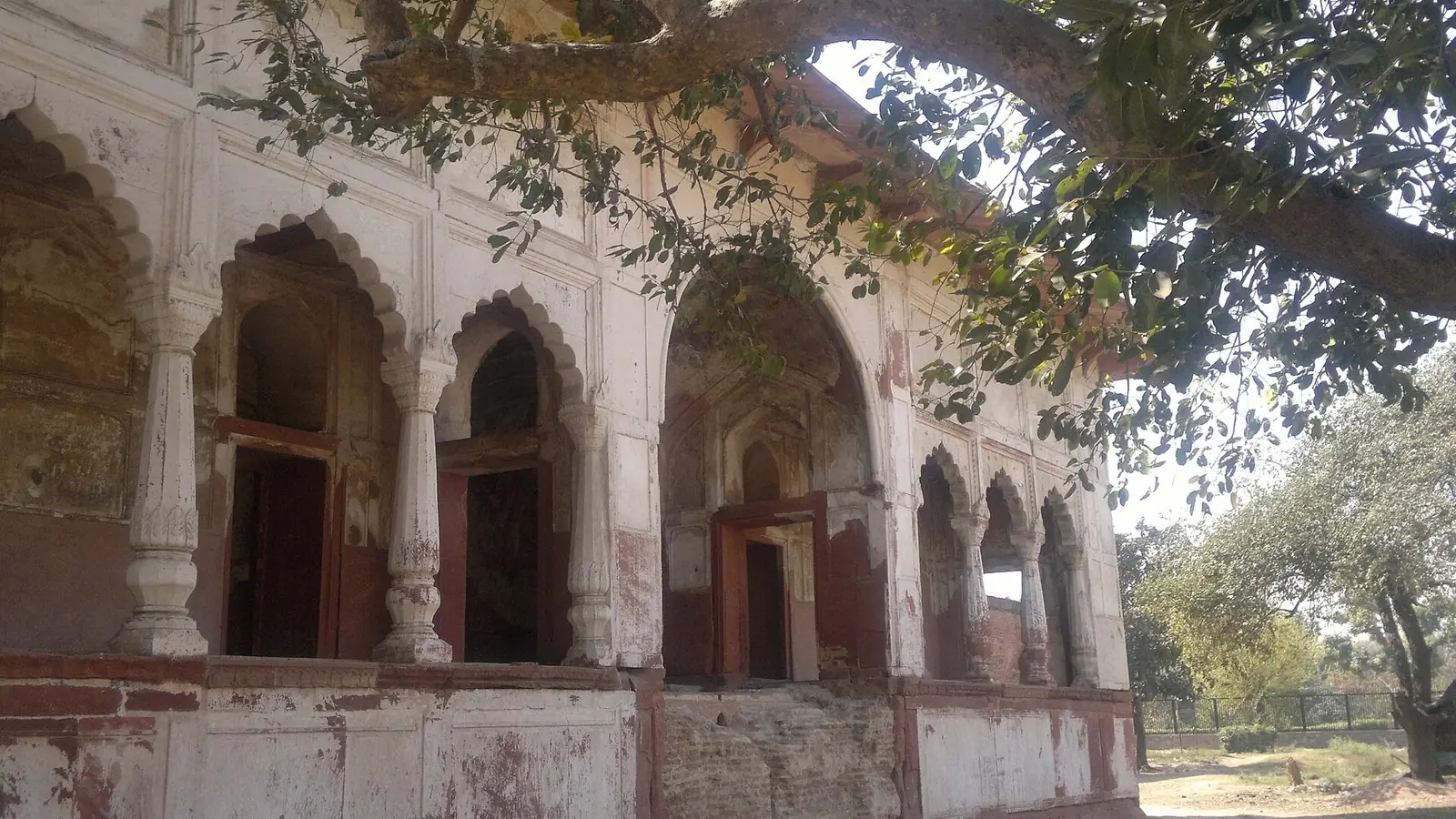Illustration: arched Mughal pavilion of the Sheesh Mahal in the Shalimar Bagh garden.